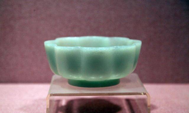 老头买了一个玉碗,儿子怕上当找专家鉴宝,专家看后:价值百万_文物