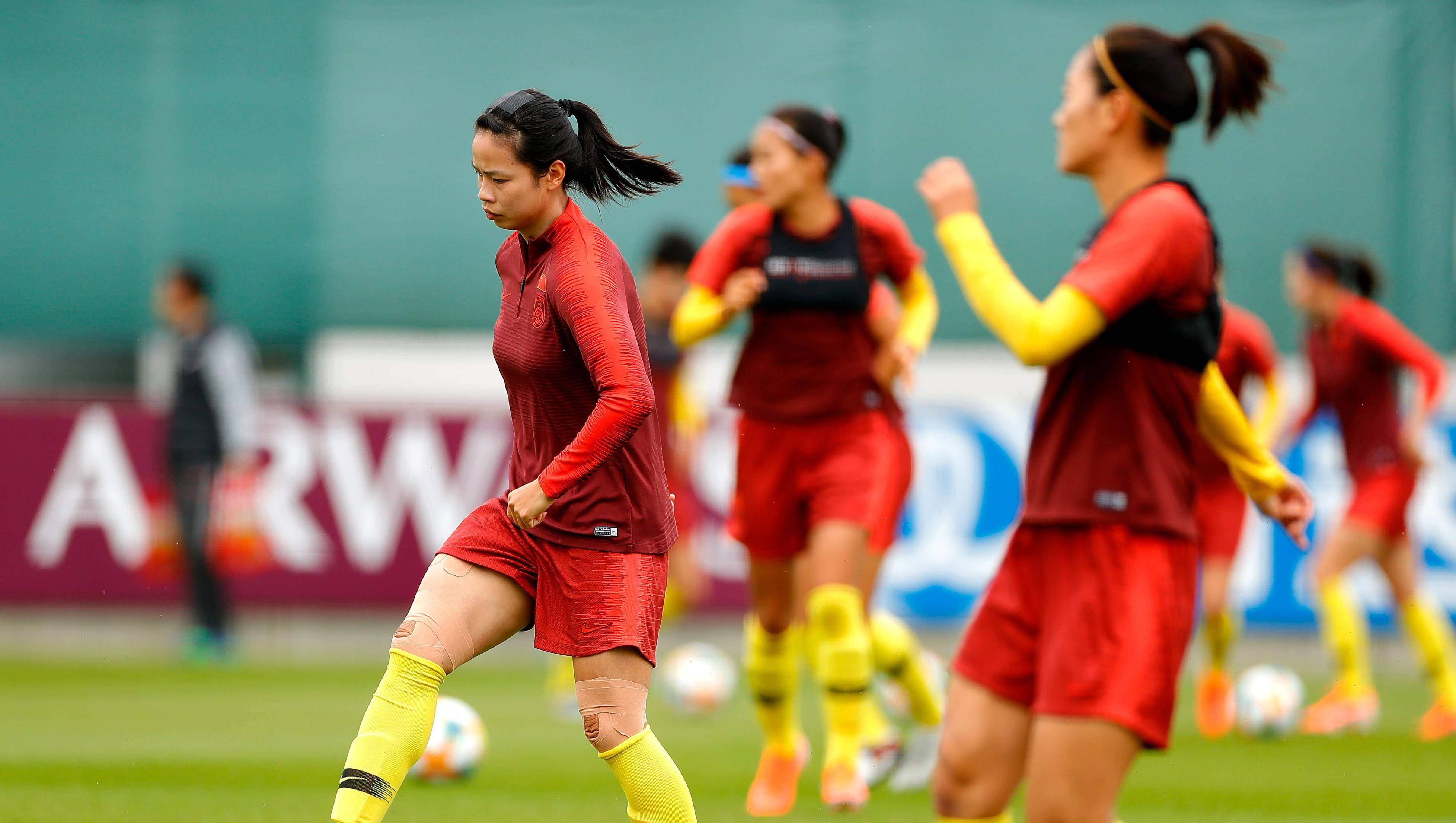 北京时间11月2日上午,我们女足传来了娄佳慧和水庆霞的最新消息_球员