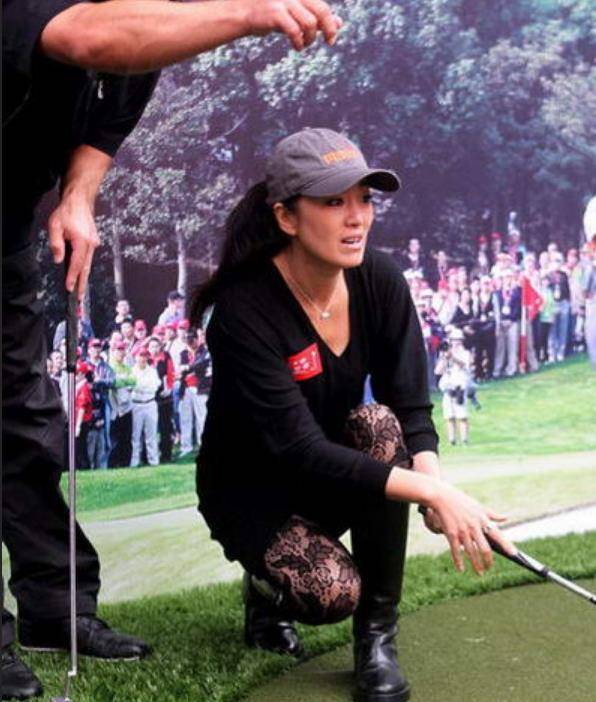 最美的巩俐就是活跃的时候,穿着黑丝袜和连衣裙,女人味十足!