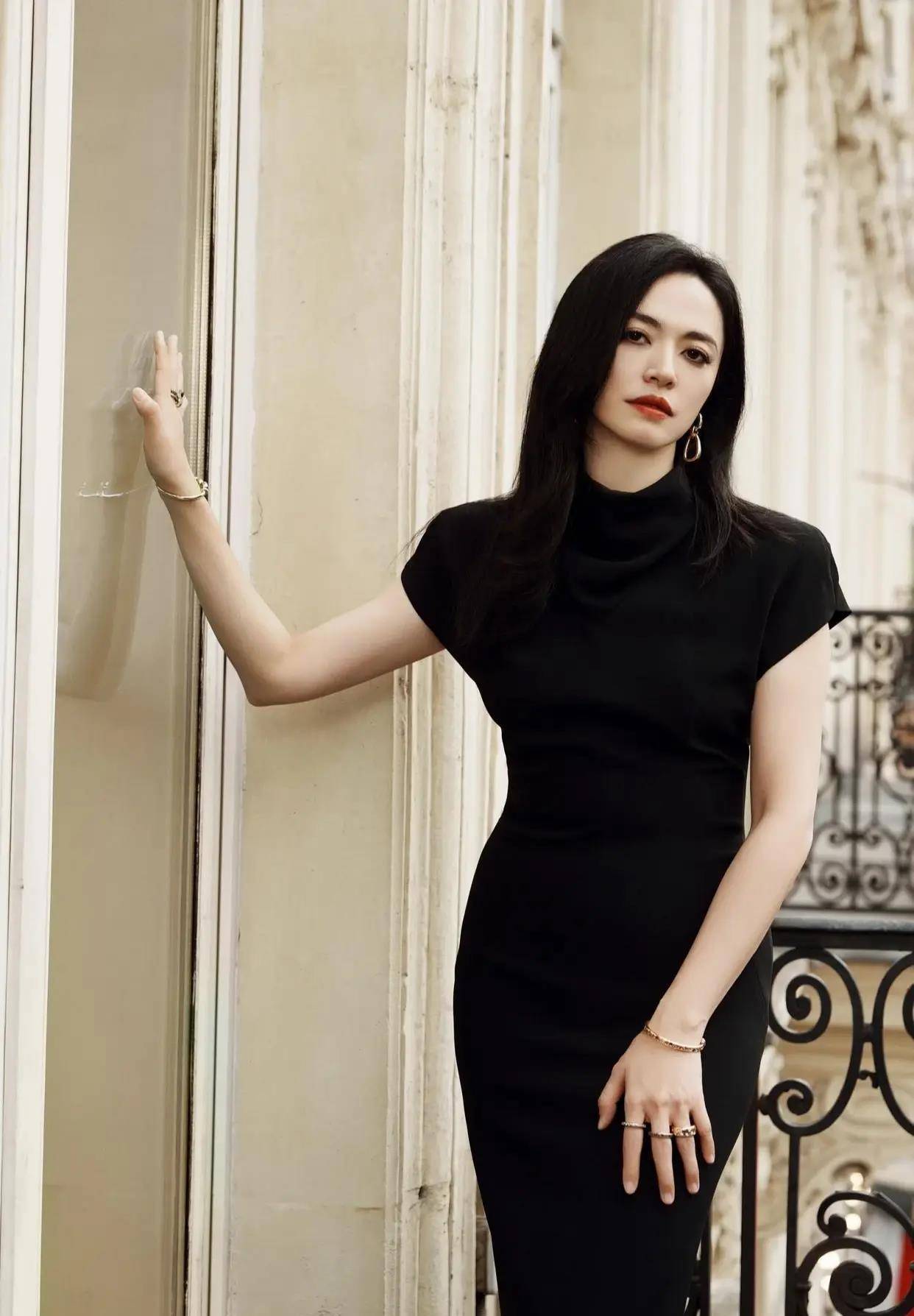 姚晨的这身短袖高领黑裙非常漂亮,衬得陶醉显得非常帅气!
