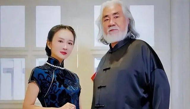 张纪中夫妇与61岁岳母罕见合影,如同爷孙三代,岳父岳母打扮时尚