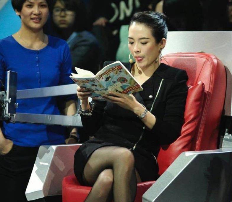 章子怡穿着黑袜子.这样的黑色袜子也描绘出了章子怡迷人的双腿.