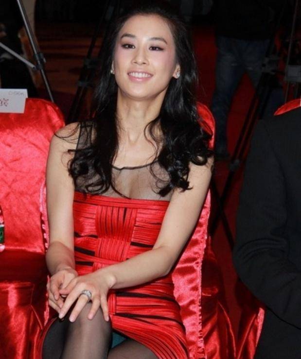 黄圣依终于打破传统束缚,黑袜红裙看起来十分迷人!