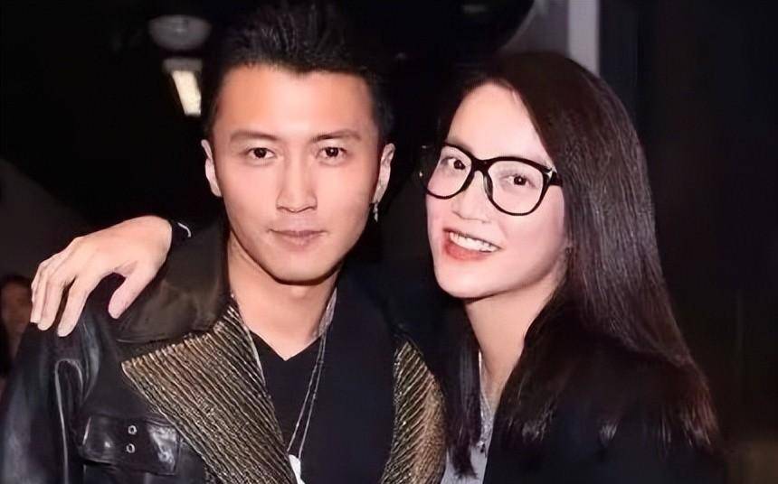 原来,她是一位跟随谢霆锋26年的女人,身穿黑色毛衣搭配紧身裤_霍汶希