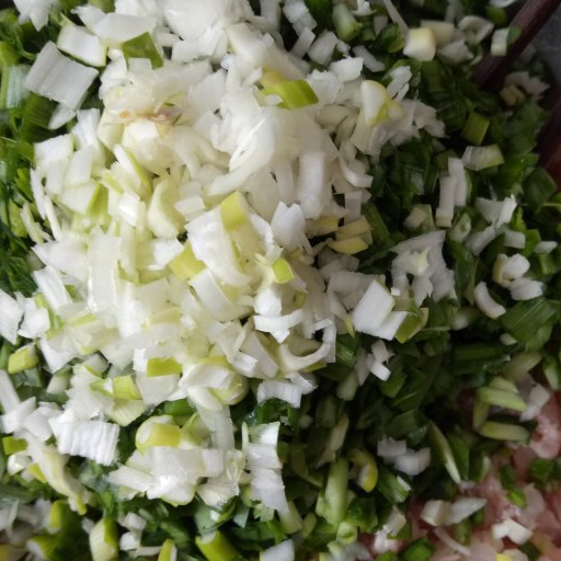 这款饺子半白半绿的颜色和外观,在视觉上就像水灵灵的白菜一样_韭菜