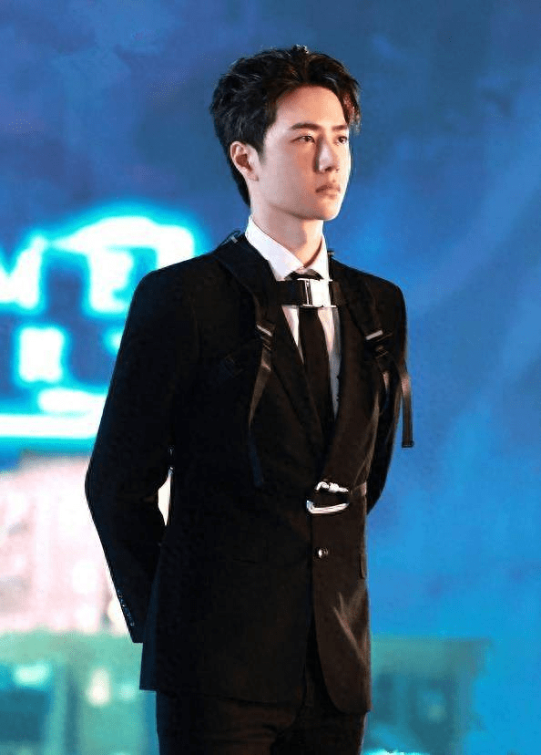 王一博的西装造型鲨疯了!快来一睹这位时尚达人的风采_活动_黑色_对象