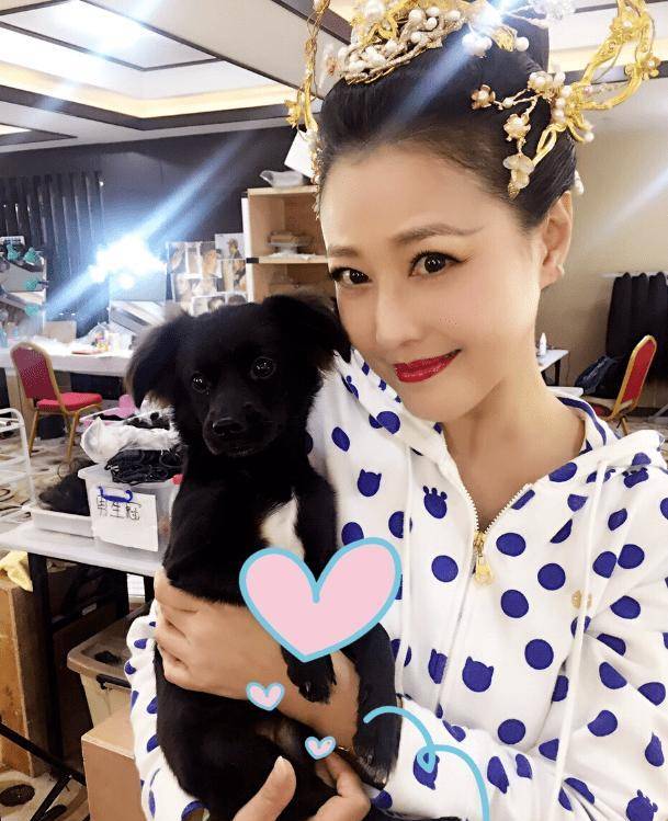 57岁周海媚近照曝光,眼袋比眼睛还大老态明显,被喊奶奶幽默回应_网友