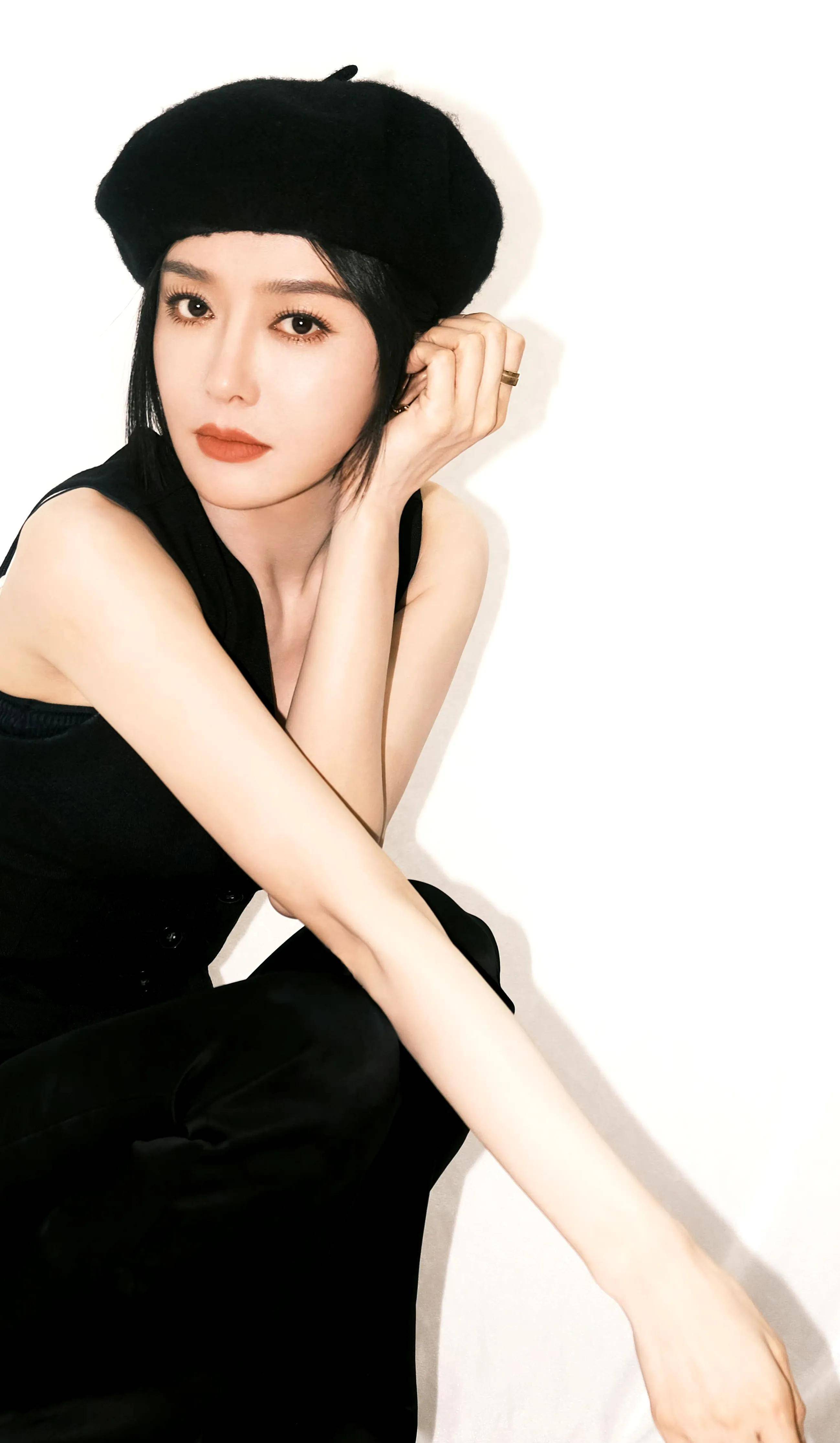 秦岚穿黑色喇叭裤的优秀图片集_气质_线条_的设计