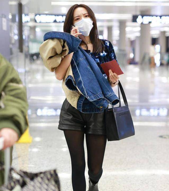 程潇终于在机场耍大招了,穿上黑丝袜和超短裤,瞬间变身完美女王!