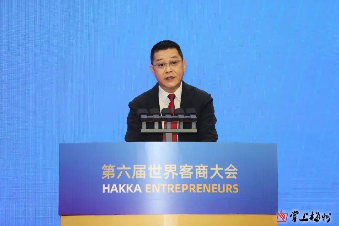 客商代表,广东省客家商会常务副会长廖平元发言梅州市委书记马正勇致