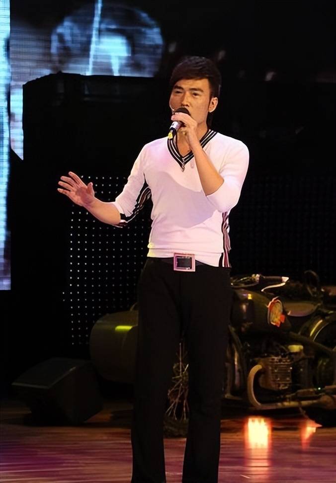 焦恩俊:被妻子夺走亿万财产和女儿,净身出户后母亲成为他的依靠