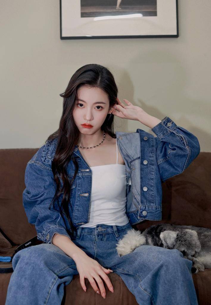 孙芮分享牛仔造型写真, 时尚帅气兼具甜酷十足