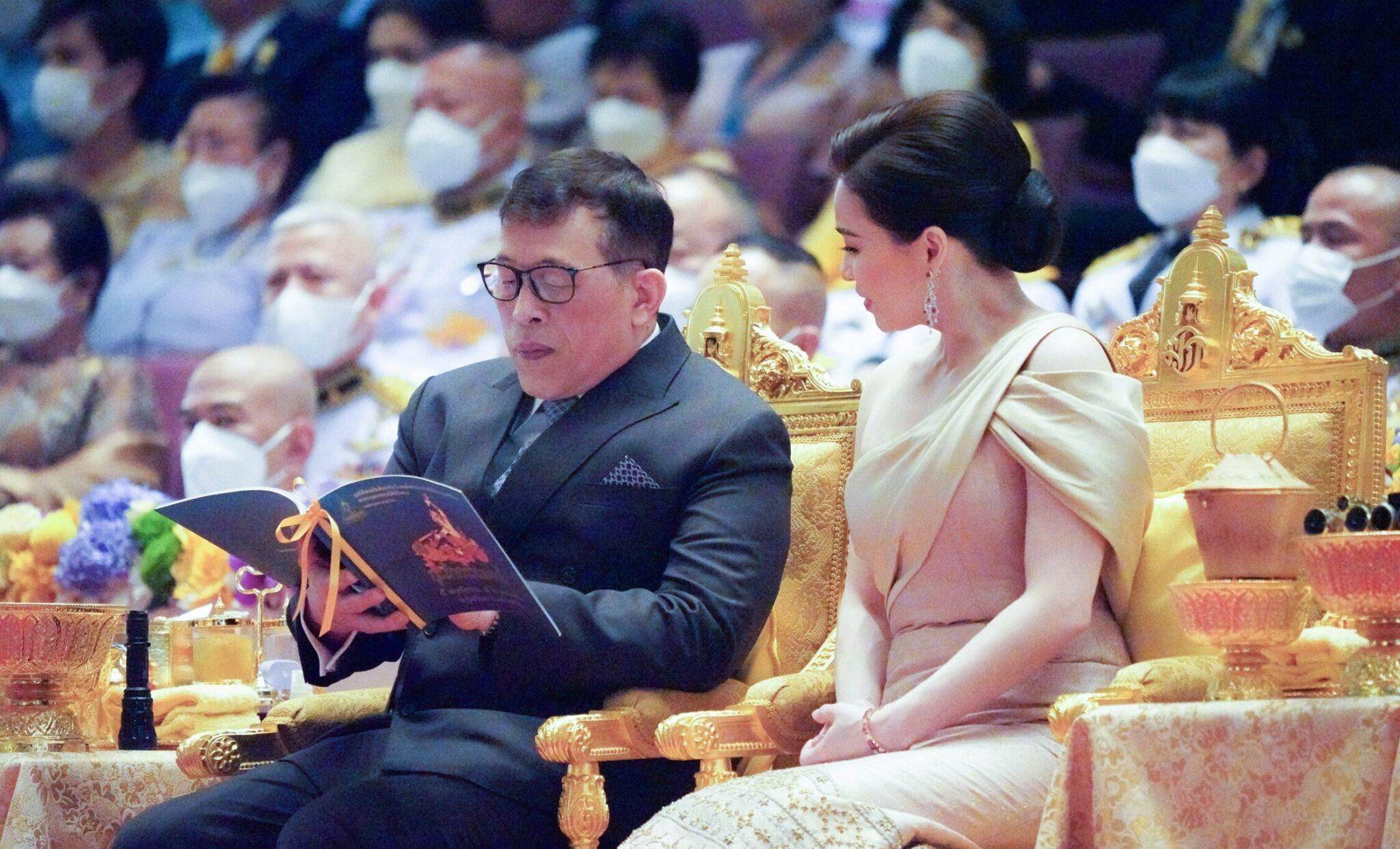 泰国王后苏提达观看表演,身穿金色露肩长裙,与泰王有说有笑_内容_裙子