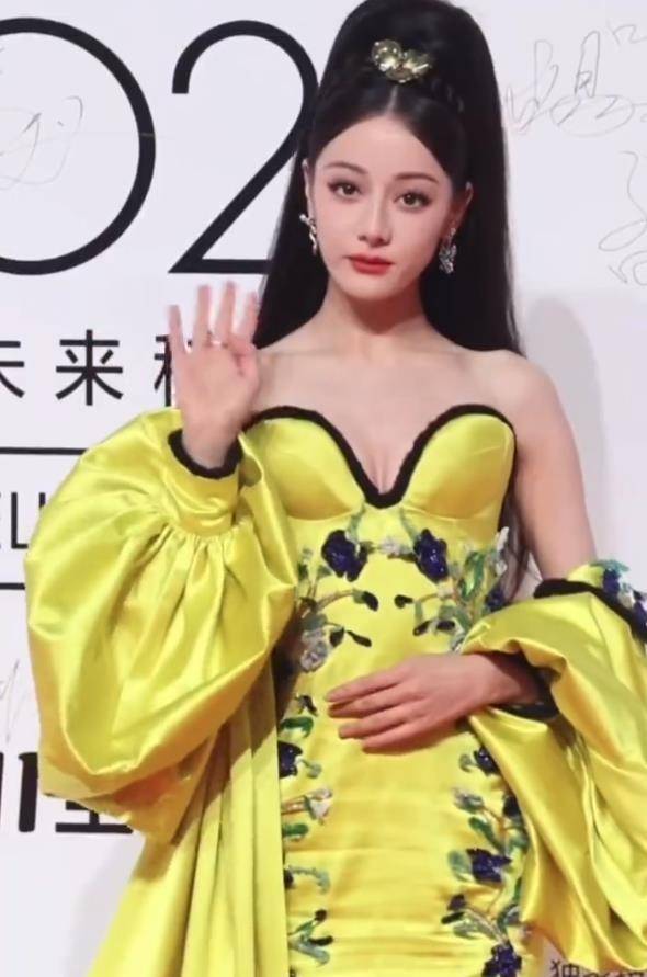 迪丽热巴在《elle》颁奖典礼上的三套造型曝光后,引起