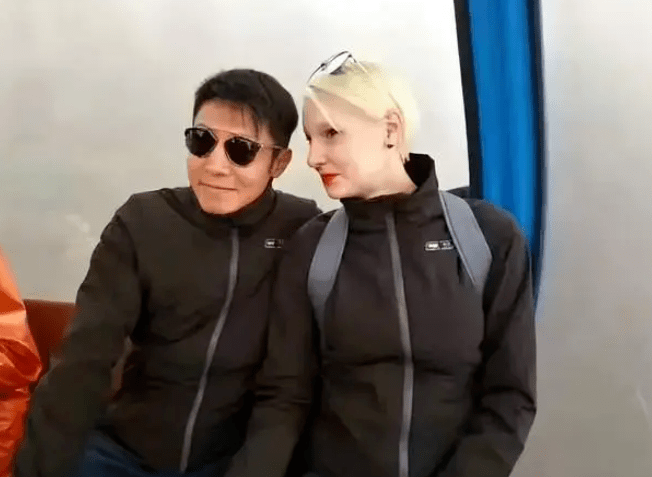 撒贝宁一家游迪士尼,花2万买贵宾位看表演,女儿混血感减弱像爸_李白