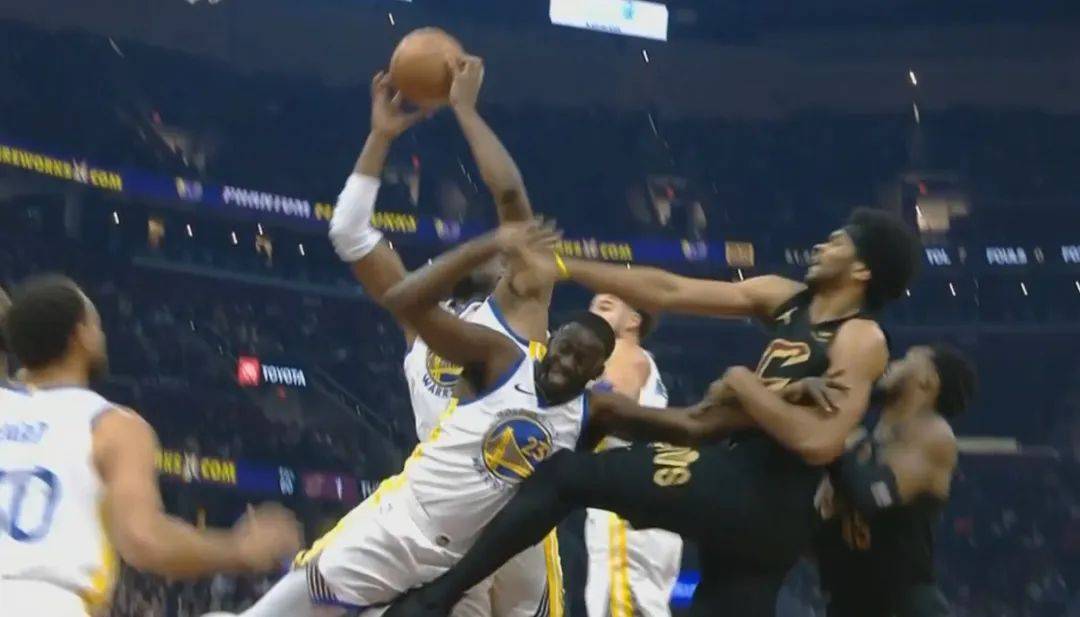 格林惨被踢裆,7年12连败,今天终于赢了_骑士_米切尔_篮板