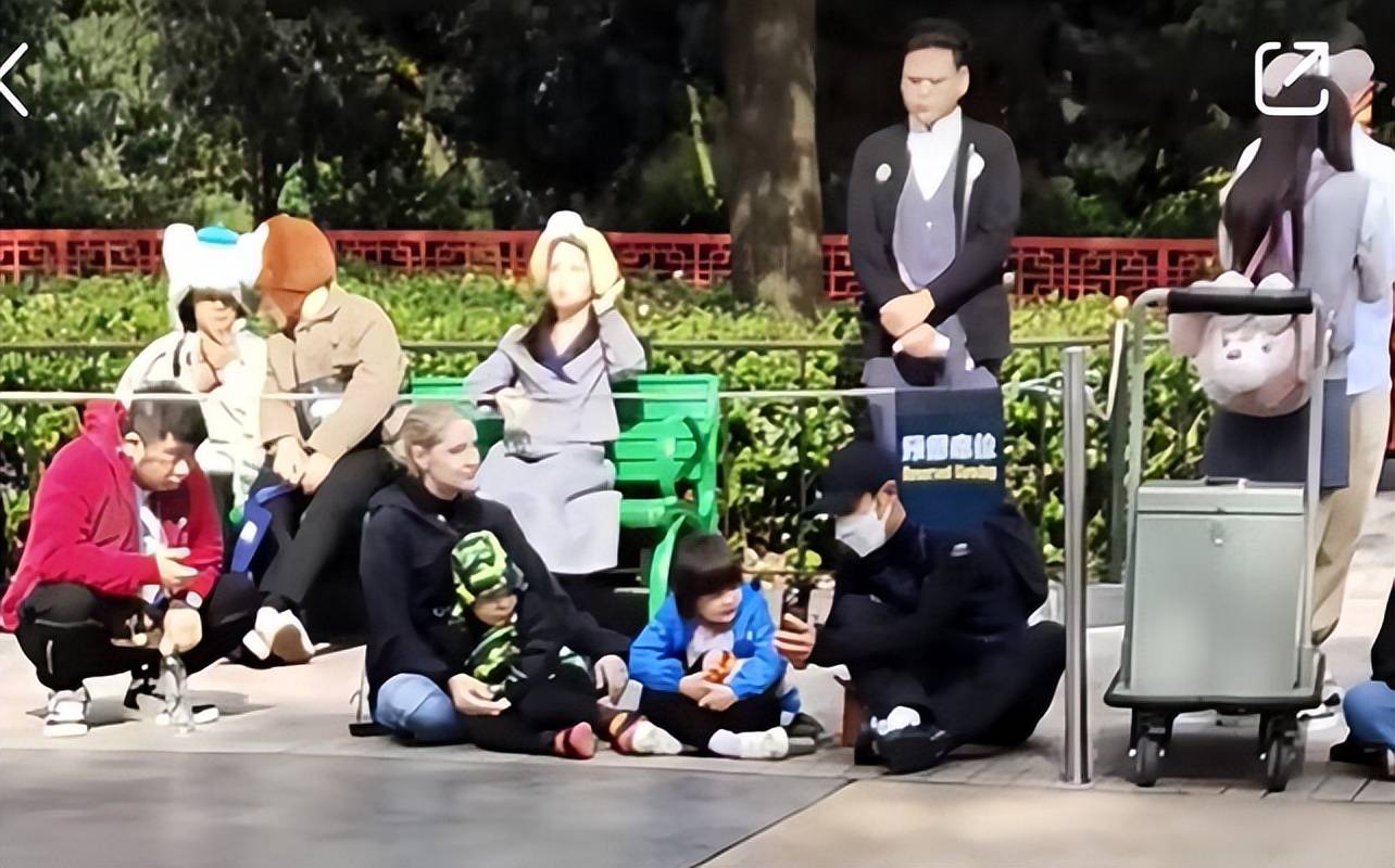 席地而坐看花车,龙凤胎儿女正脸罕曝光_李白携_女儿_儿子