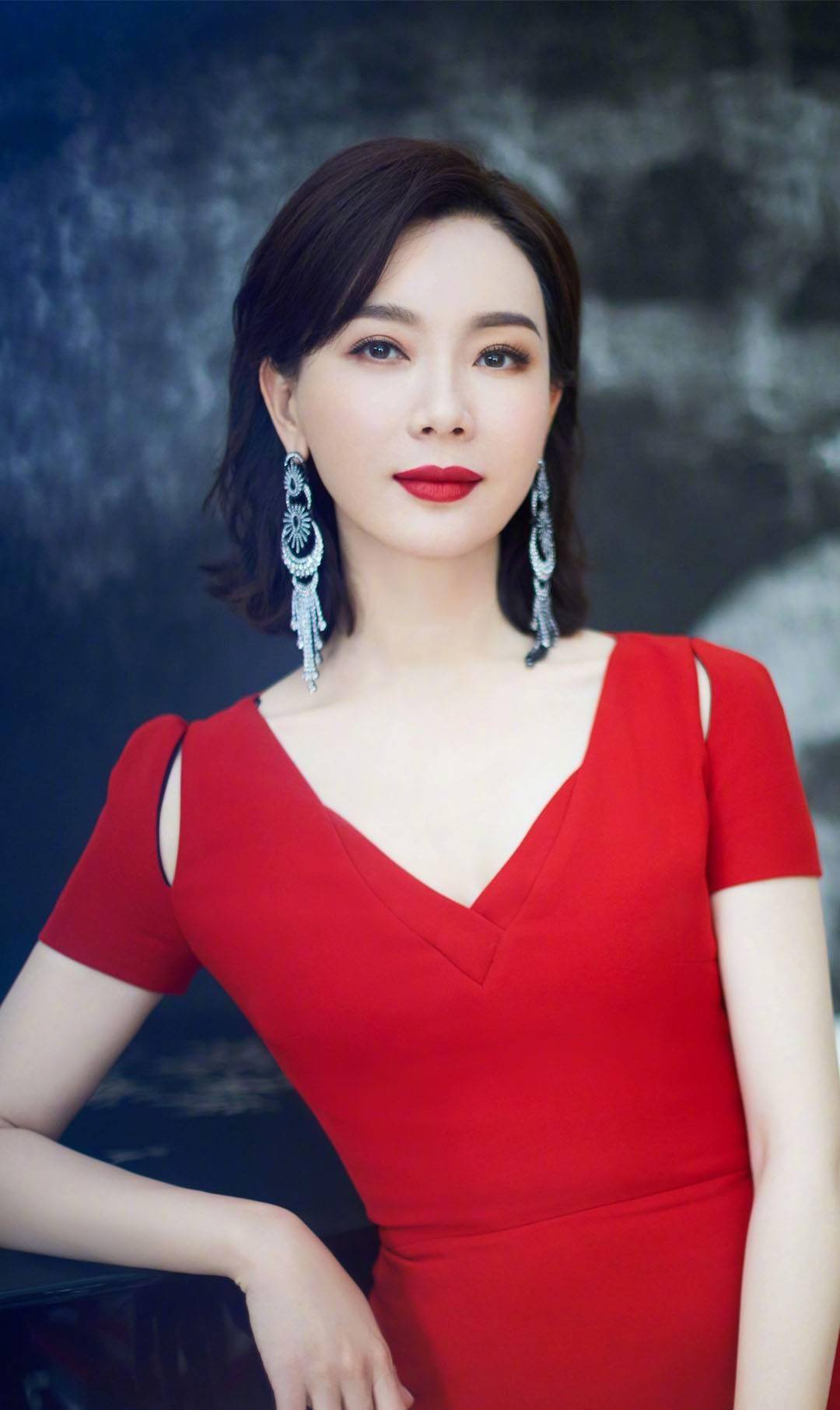 陈数,她的优雅和魅力,让我们看到了这位女演员追寻梦想的力量和勇气.