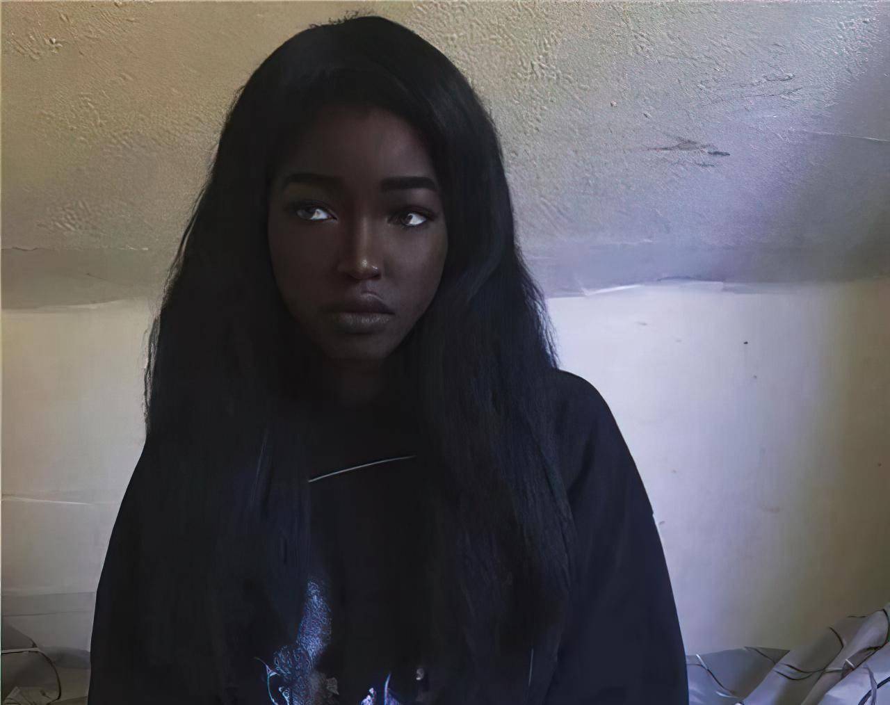 像洛丽塔也不例外,自拍流传在网上后,确实有许多人赞叹她的美貌,誉之"