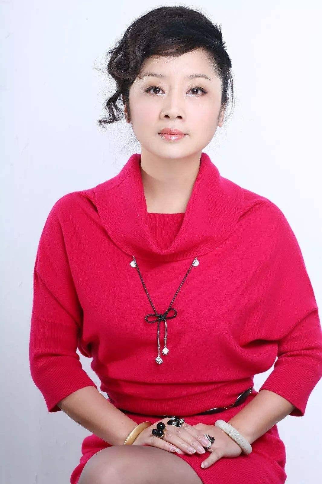 她曾捧红了"小男友",却遭无情分手,选择和儿子"相依为命"_唐静_王新军
