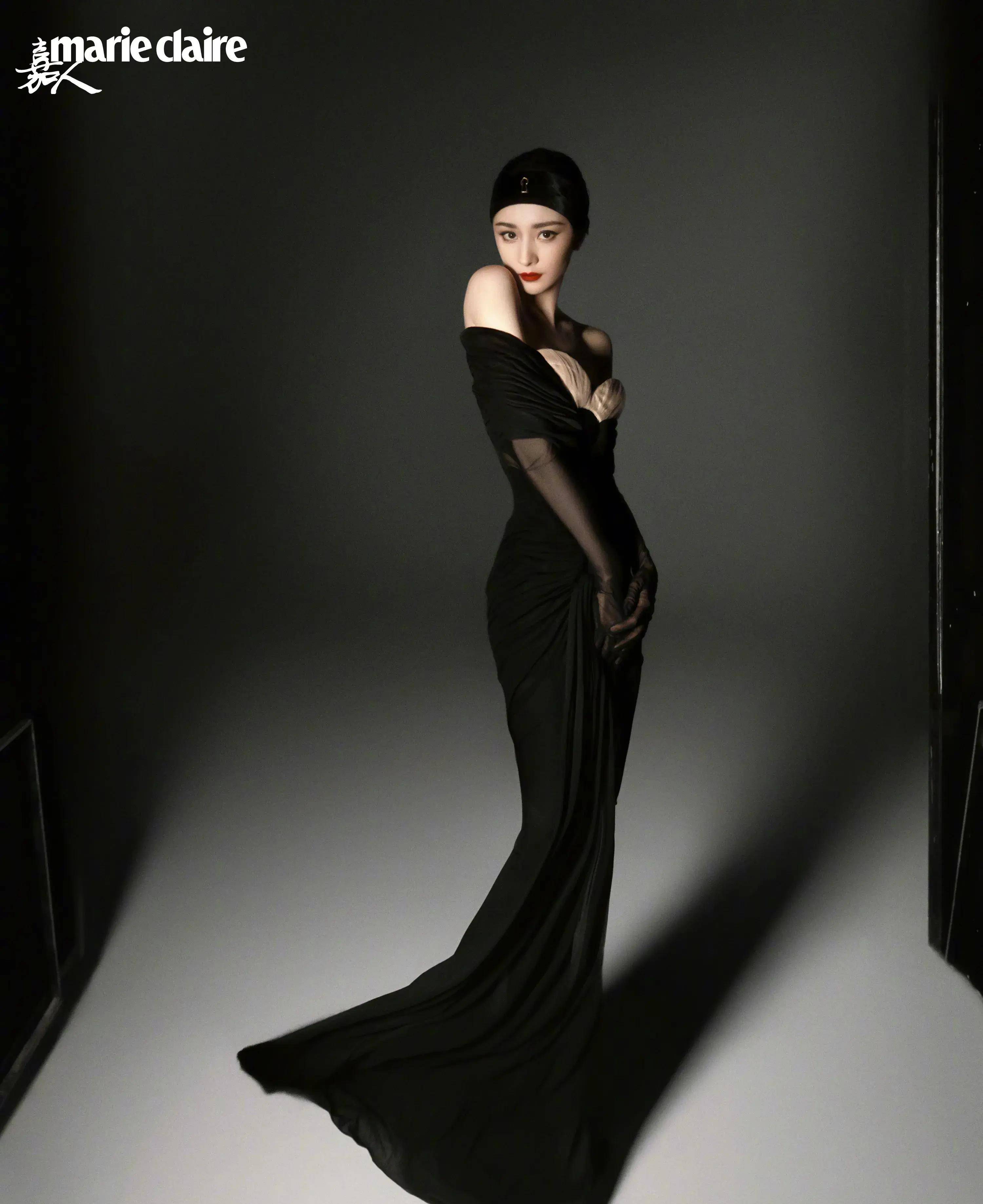 杨幂登上十一月号封面《嘉人》,四套高定秀肩美腿,很高大_黑色_时尚