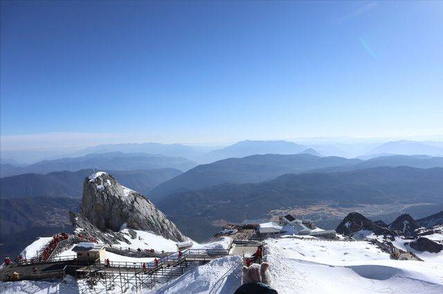 玉龙雪山是丽江知名景点之一,也是纳西族心中的神山_冰川_山峰_高度