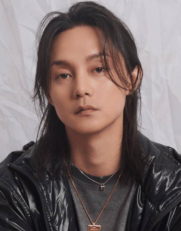 尹正瘦出"玻尿酸脸"认不出,还以为是国外人_形象_漂亮_西装