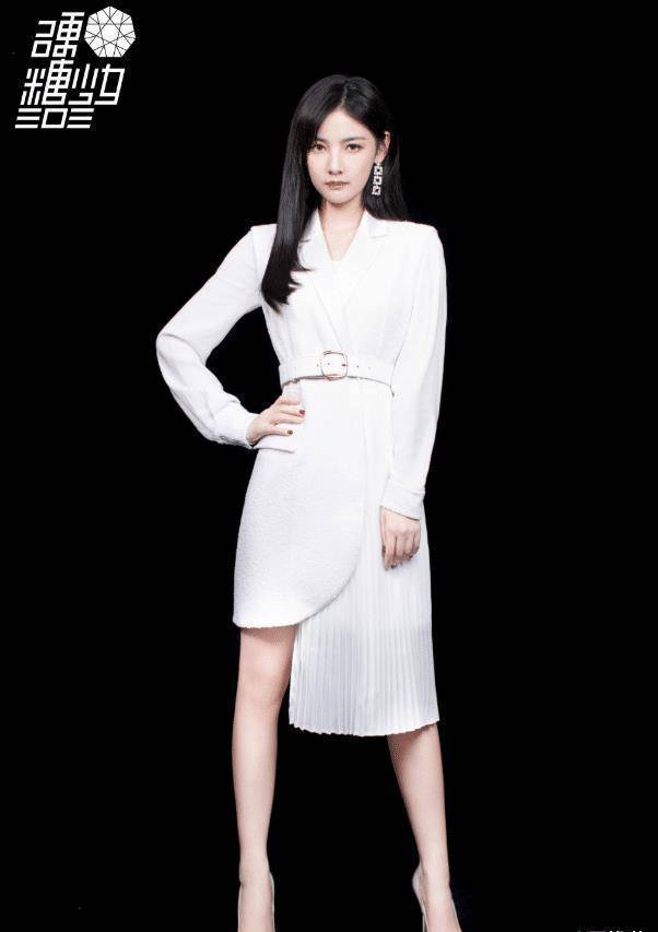 赵粤为显与众不同,在西装裙下加百褶裙摆,不料超显腿长_look_时尚