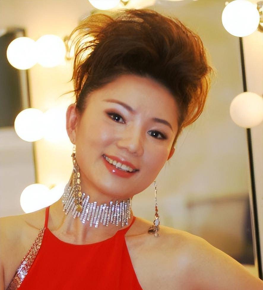 陈芊芊陈芊芊,出生于黑龙江省,毕业于中国音乐学院,中国内地女歌手