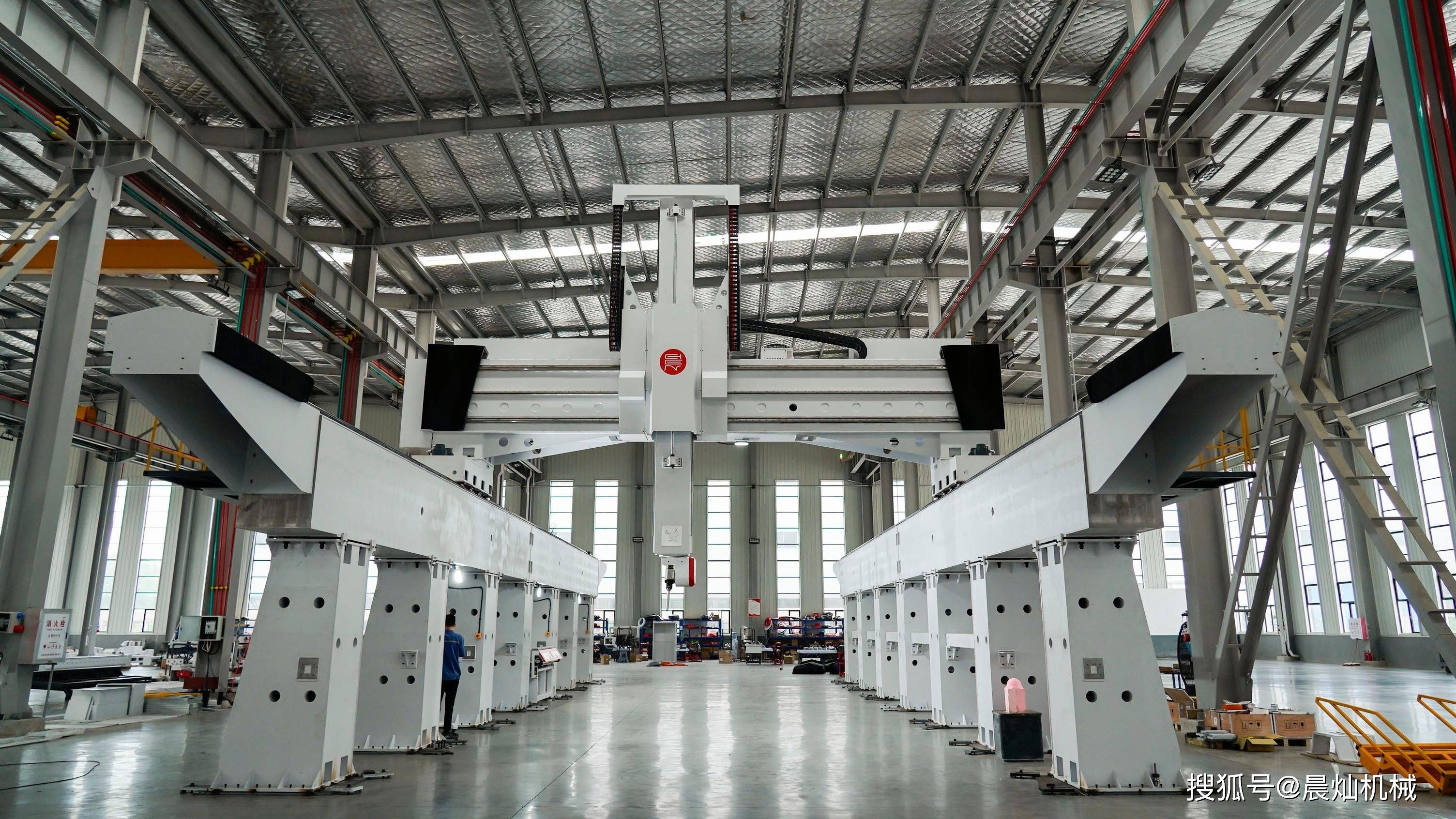 请问五轴联动数控机床价格大概多少_精密度_操作系统_行程