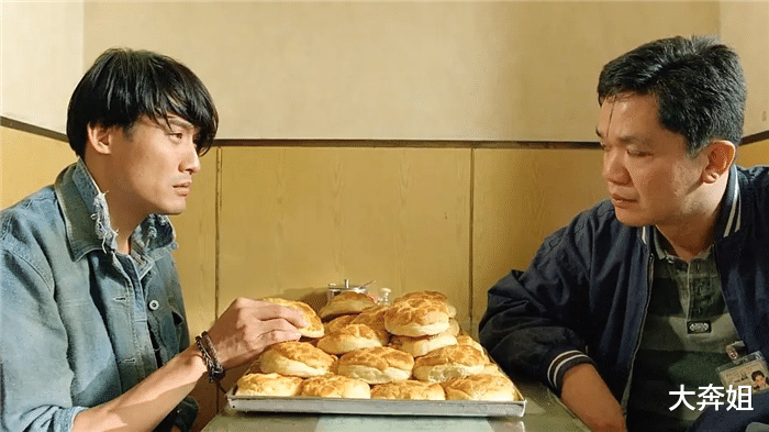 64岁的"傻标"黄光亮,在内地过起了退休生活,被传是王祖蓝老爸_电影