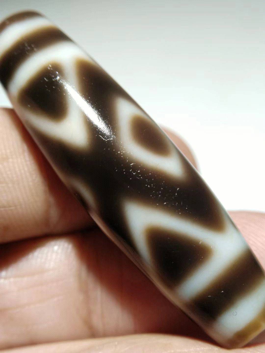 天珠就是九眼石页岩做的,天珠就是用海螺化石磨的",这样的故事别说