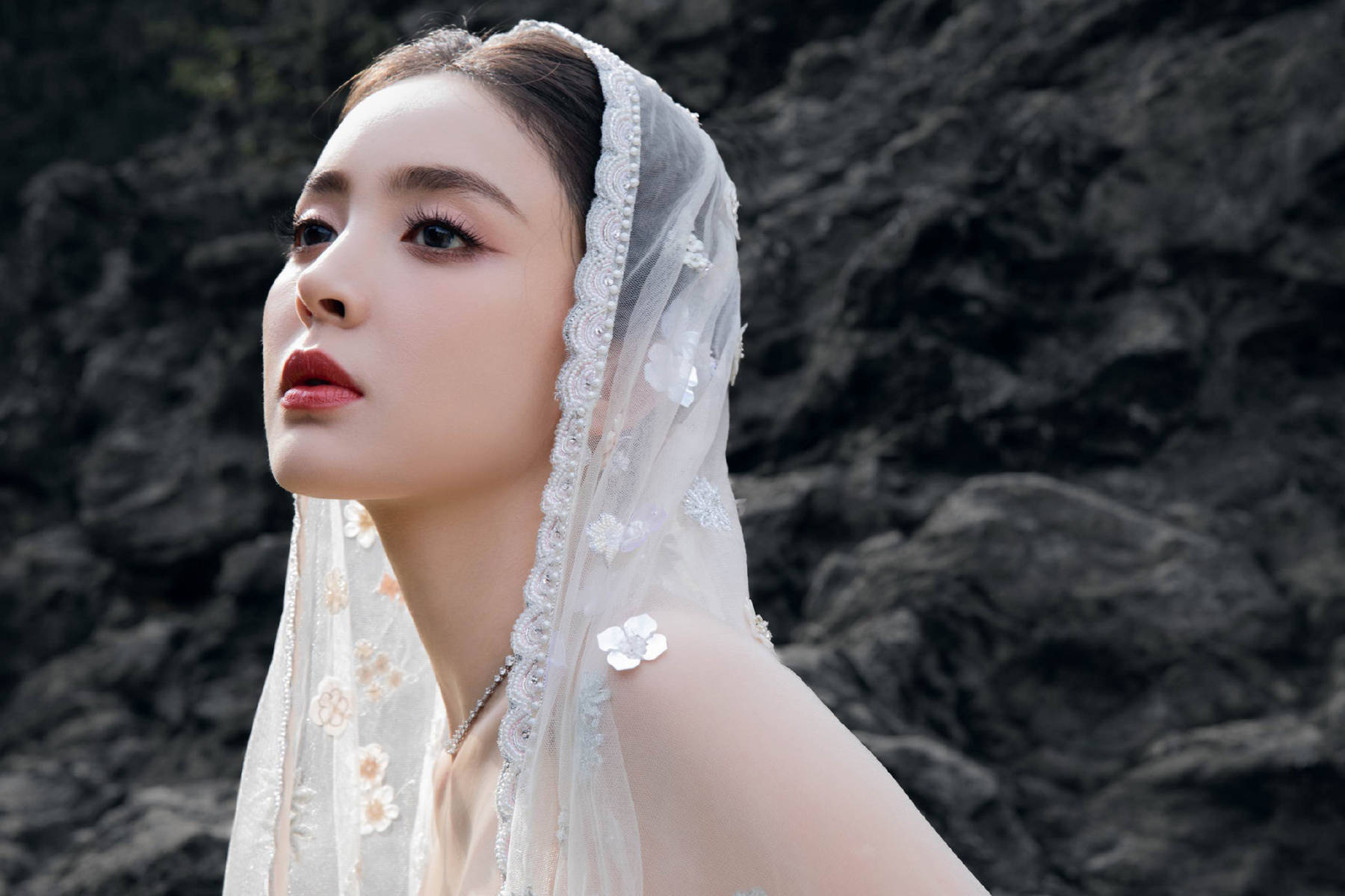 抹胸长裙 若隐若现 迷死个人 古力娜扎那无法抗拒的诱惑!