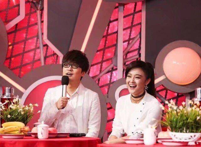 王小玮穿黄色裙紧身裤弹琴,新搭档帅气十足_徐子崴_白色_时尚