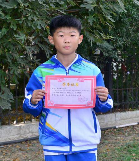 张浩泽,张明威等四名同学获得男子接力第三名.