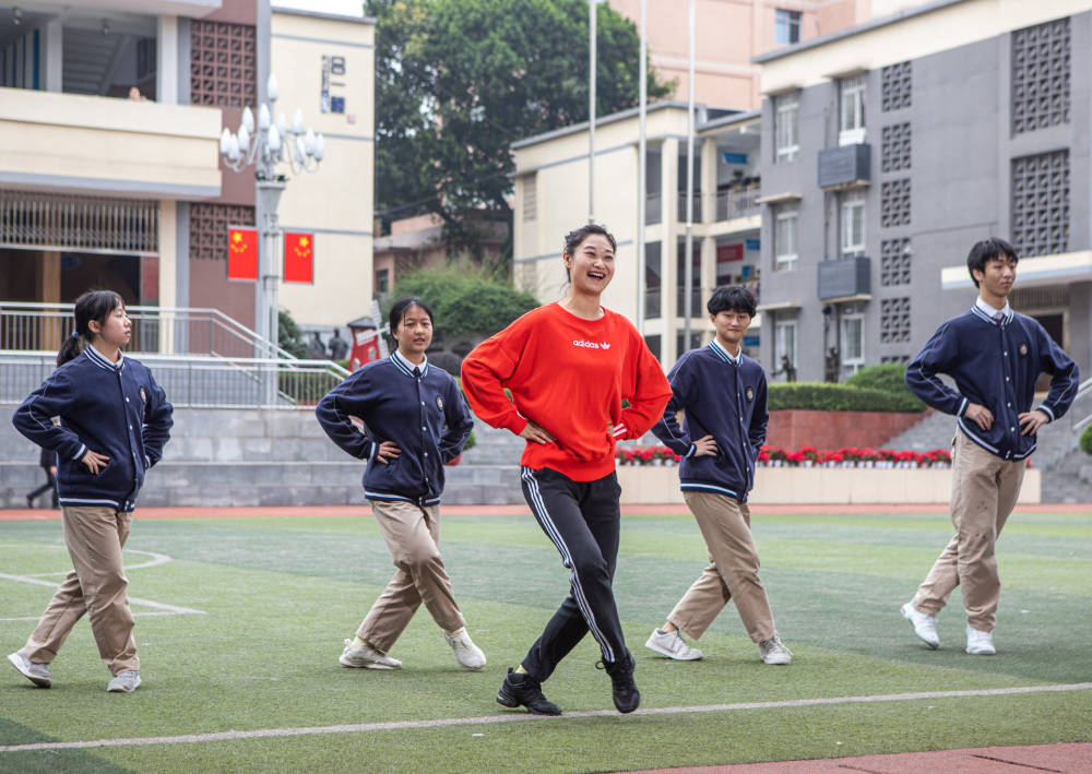 茄子溪中学教师肖晗青,颜丽:倾心教育的奉献者,勇于开拓的实干者_教学