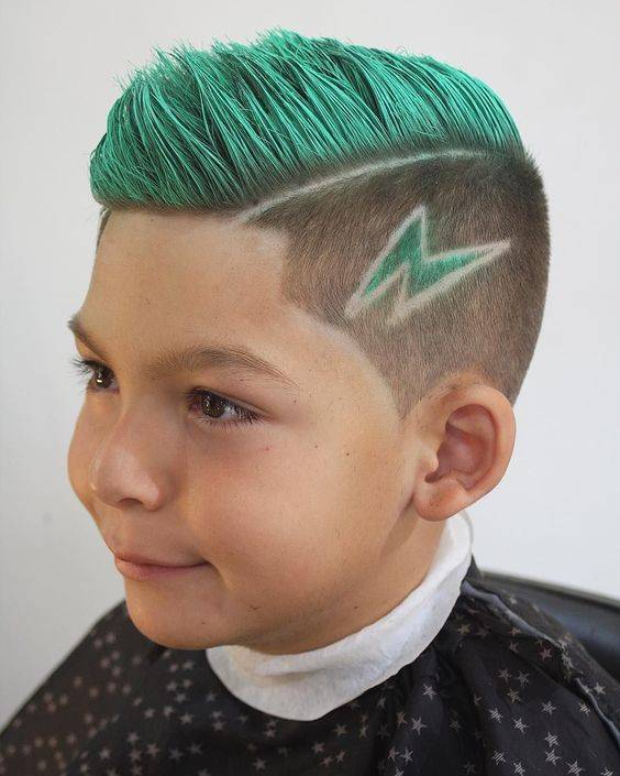 这种发型可以展示小男孩的创意和风格,也可以根据自己的喜好和心情