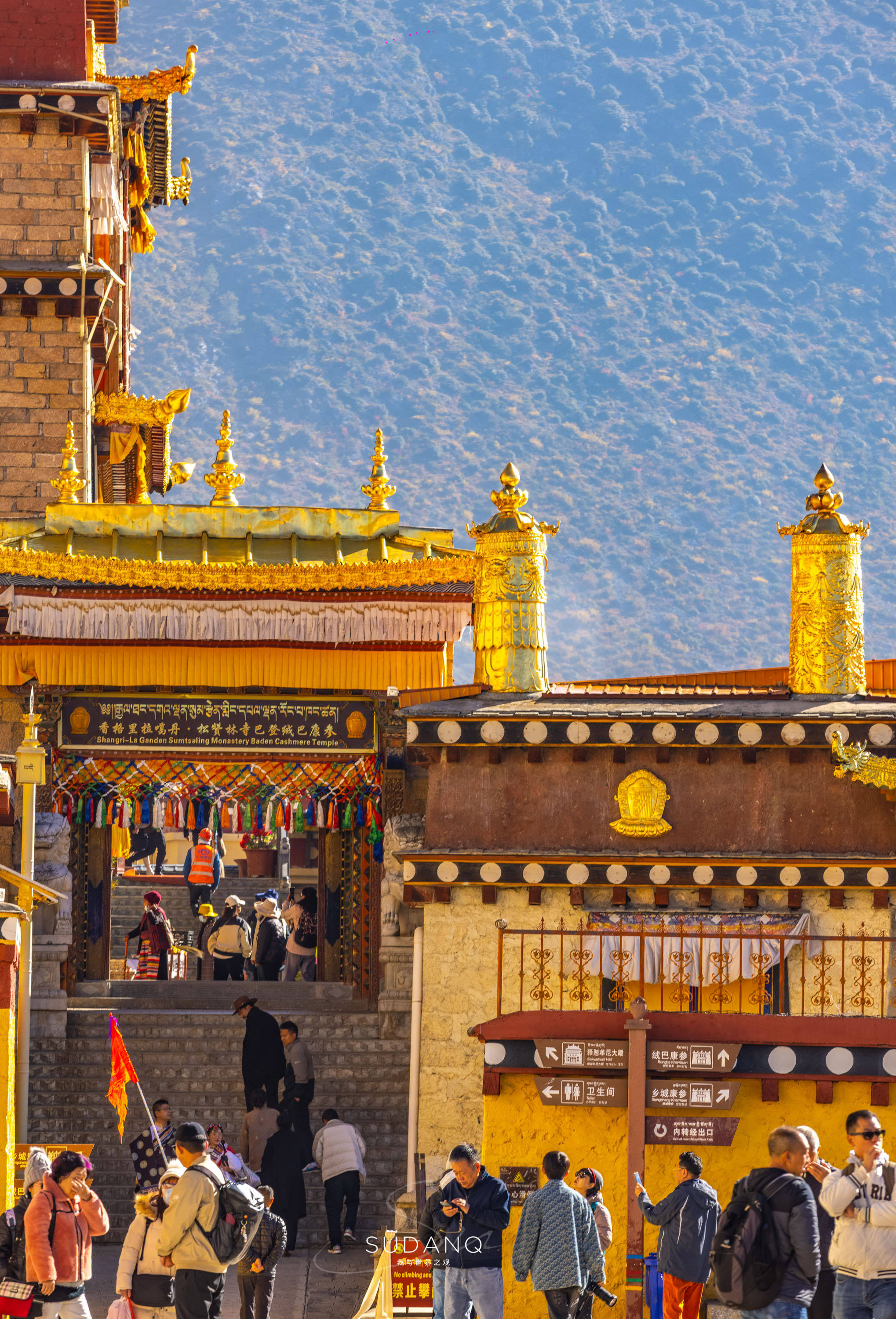 它是云南省最大的藏传佛寺之一,被誉为"小布达拉宫",游人如织