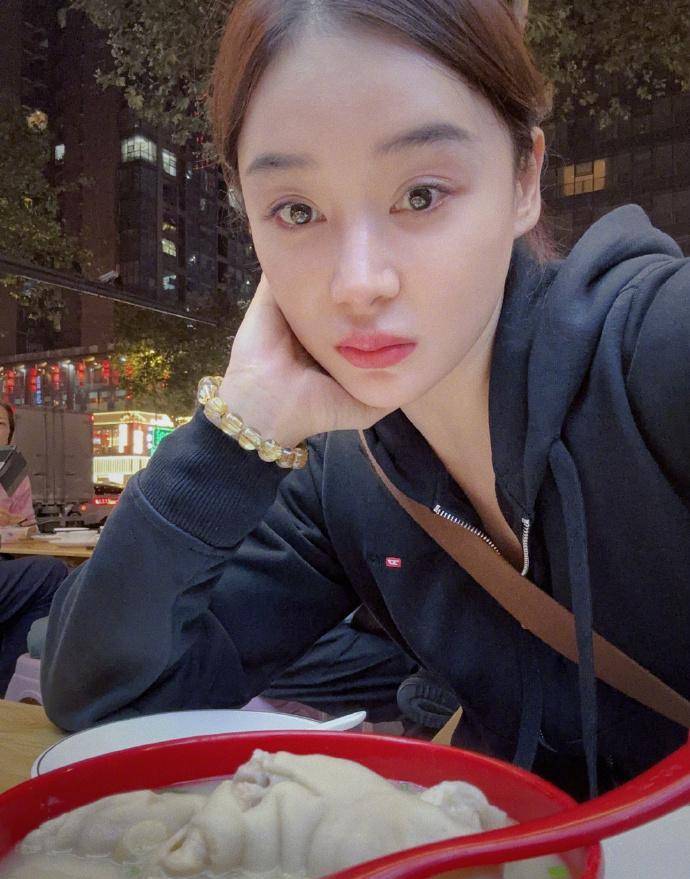 袁姗姗分享日常生活美照,身材迷人可爱,俏皮可爱,甜蜜如初恋_图片