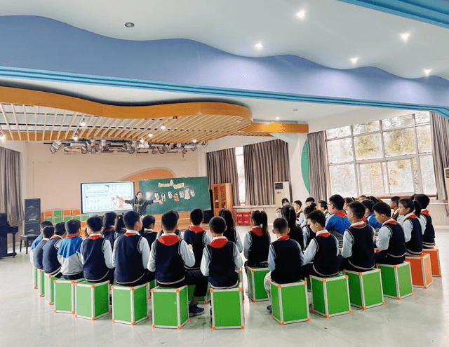 白杨老师的欣赏课《维也纳的音乐钟》,根据三年级学生好奇,好动,好
