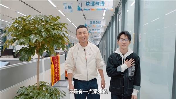 央视探访华为灵犀通信实验室：揭开华为Mate60系列信号时刻在线的秘密(图3)