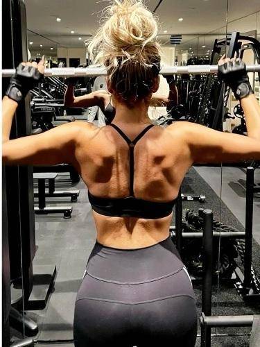 37岁科勒·卡戴珊身着紫色时尚装,展迷人身材,出席好友生日聚会_健身