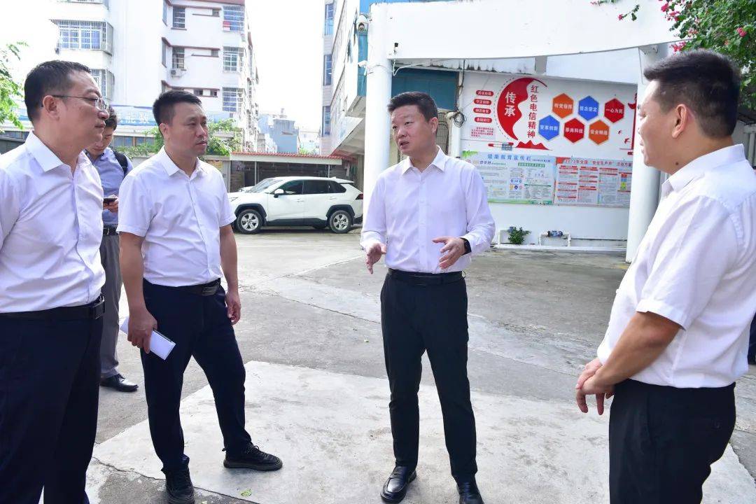 在陵水电信公司,吴海峰深入idc数据中心,电力室,传输机房,与企业负责