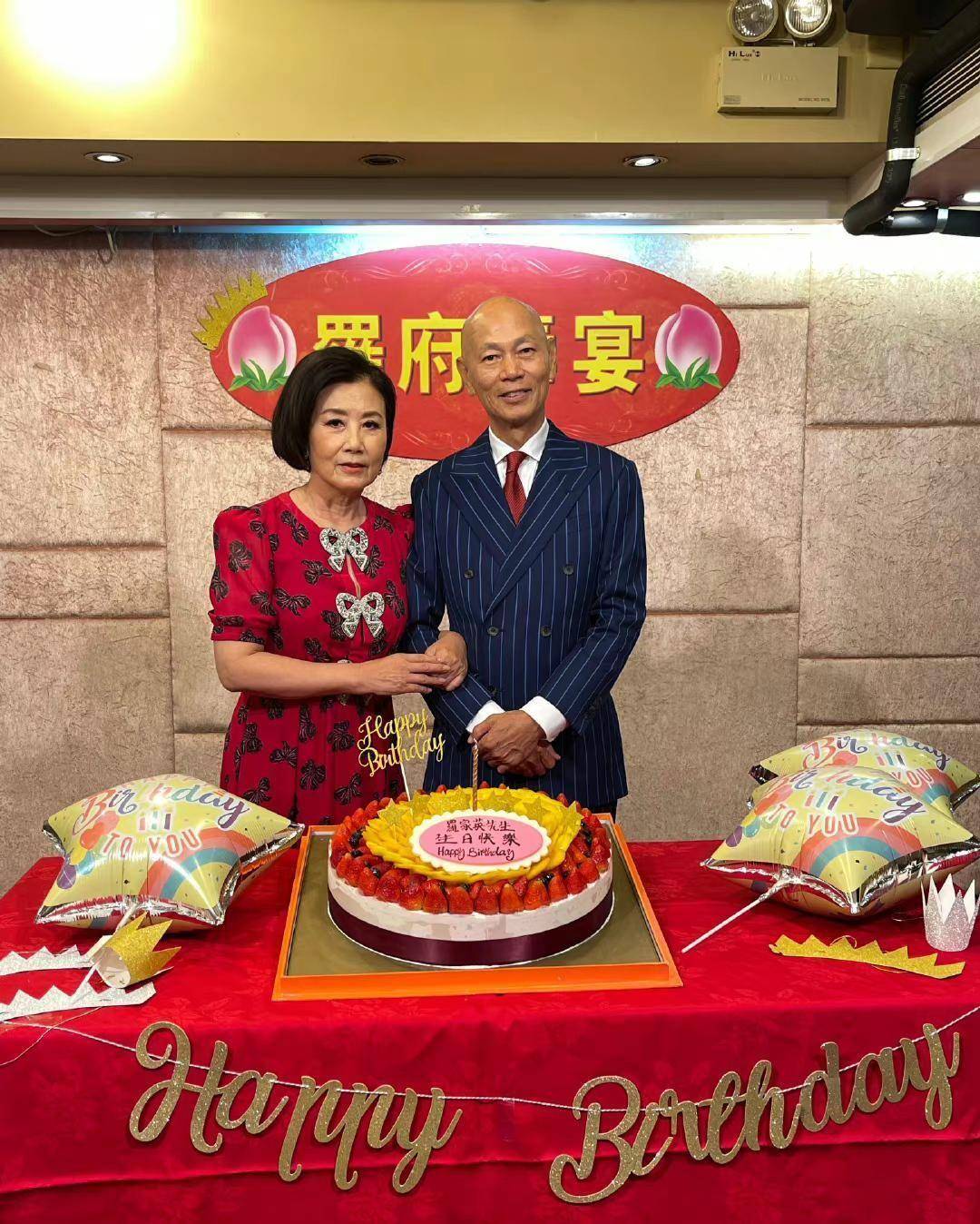 罗家英庆生显冷清,汪明荃穿我们红长裙亮相,细节透出对老公的爱_生日