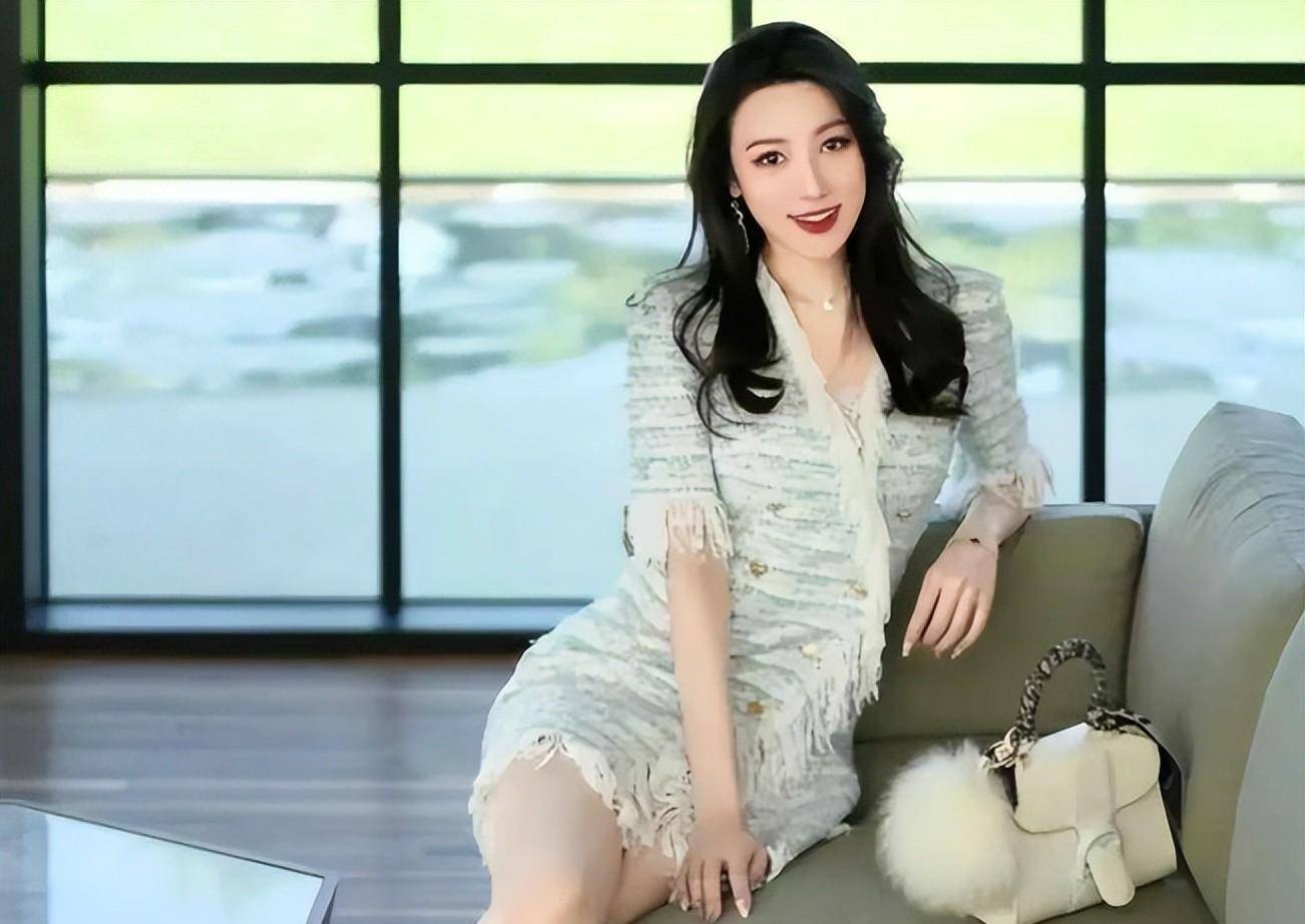 外公影帝,舅舅陈佩斯,爸爸国家一级演员,而她选择了