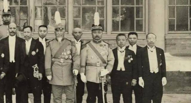 1916年,袁世凯病故,根据宪法,黎元洪扶正为大总统,黎本危也顺理成章的