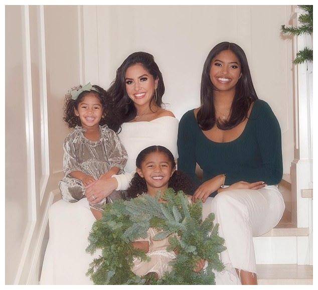 39岁瓦妮莎晒和科比合影,永远的情人,戴嘻哈项链到球场越来越_男子