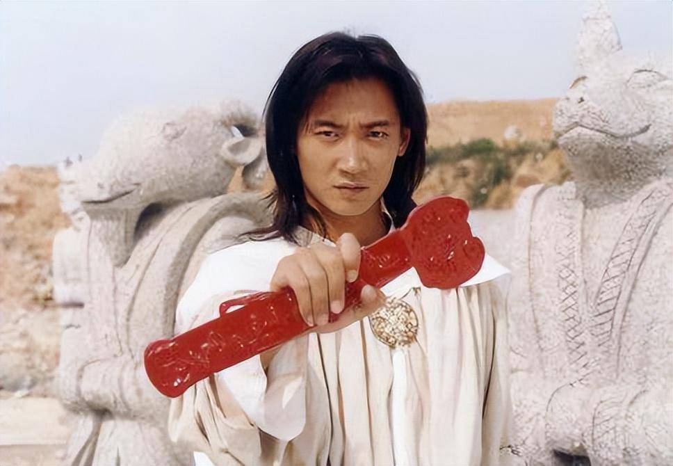 紧接着就是2003年,杨俊毅的演艺大红时刻,他与于波,蔡少芬等人一同