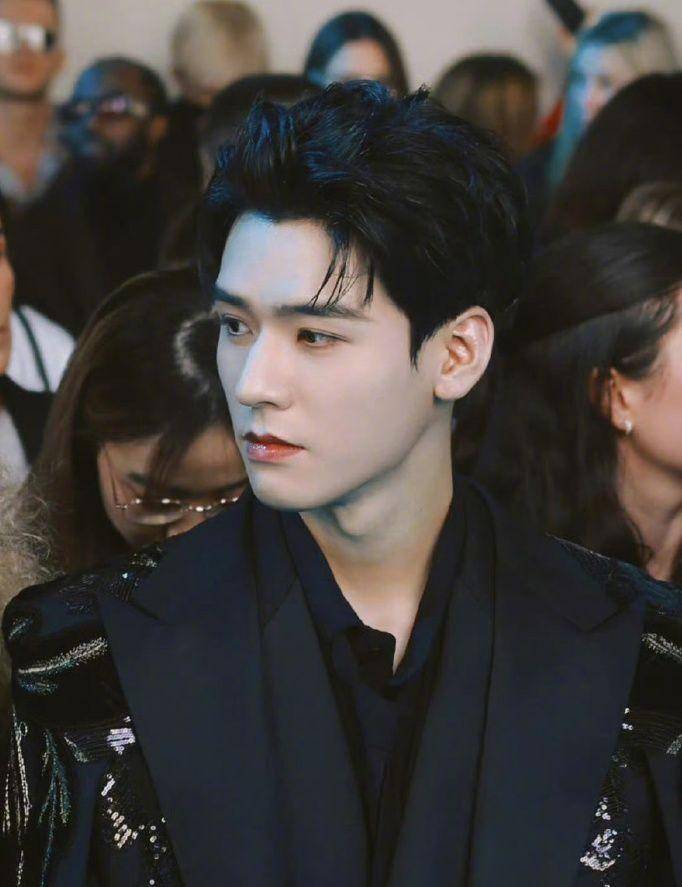 路人镜头下的龚俊到底有多美?立体五官独特,1.