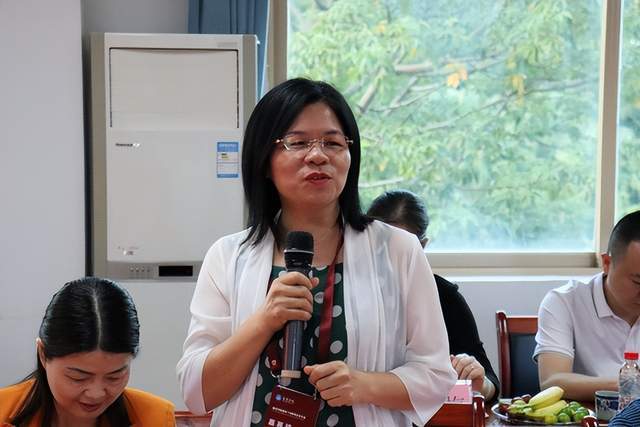 黄芳董事长说:"非常珍惜此次回到母校与老师和昔日同窗欢聚一堂的机会